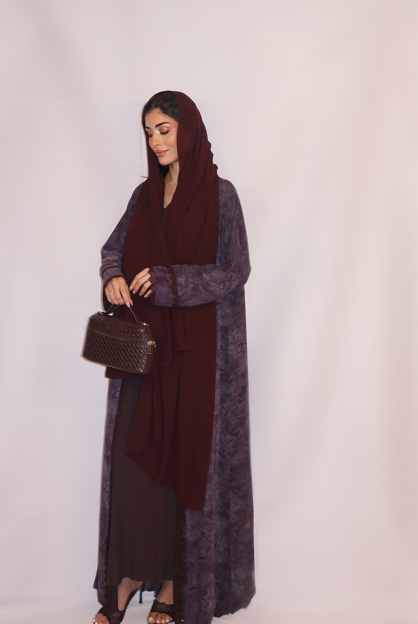 Al Anoud abaya, grey and burgundy, detail 7