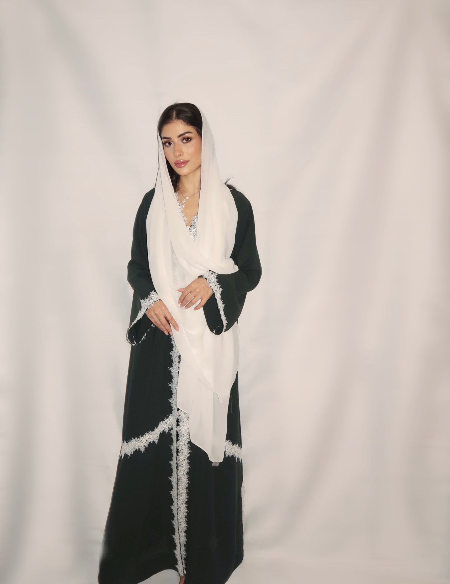 Roudha abaya, black and white, detail 3