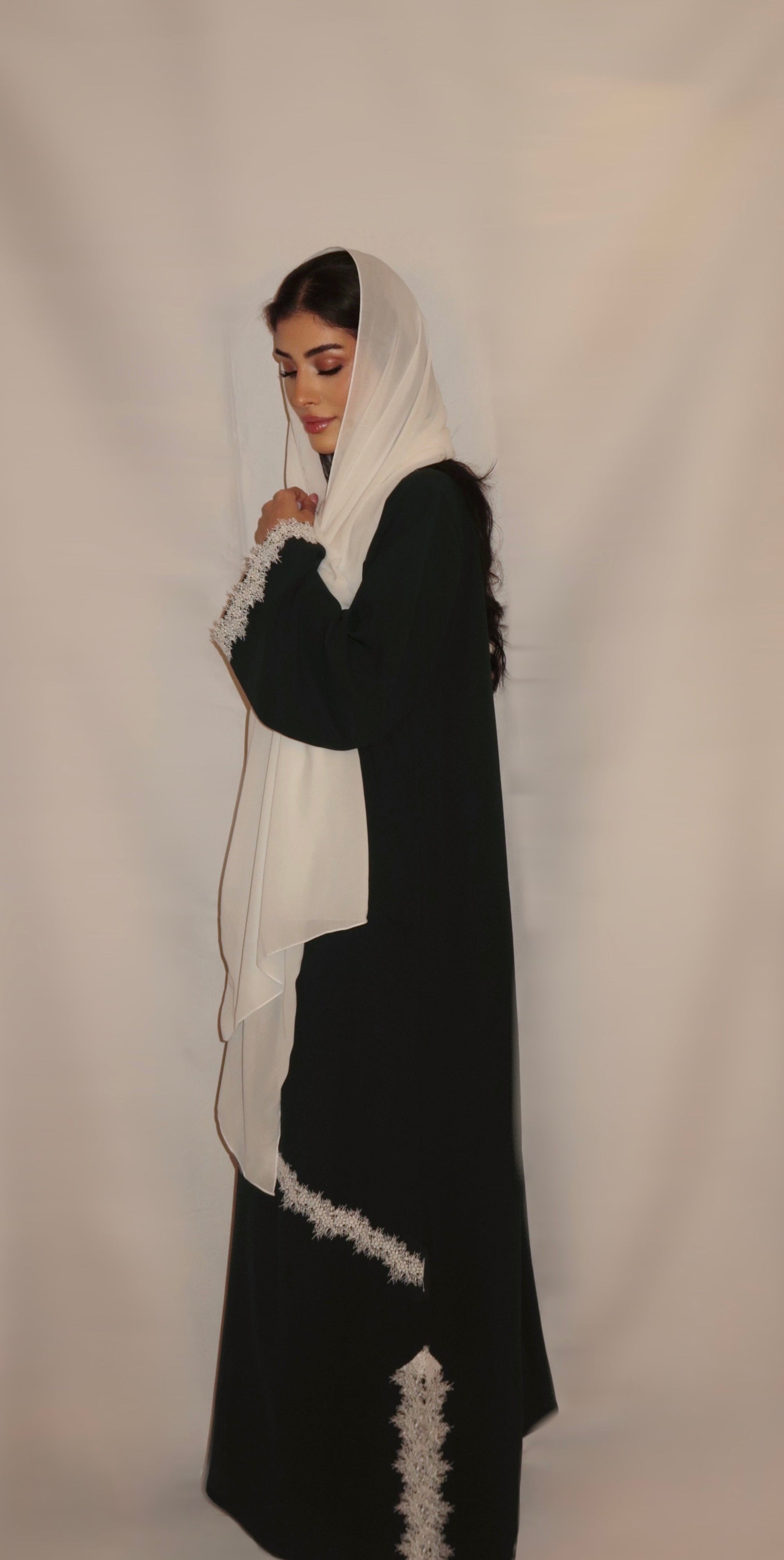 Roudha abaya, black and white, detail 5